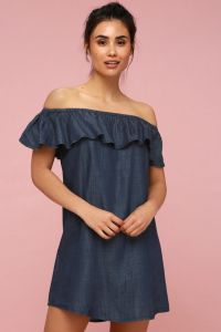 Lulus dámské šaty Standout Style Dark Blue Chambray Off-the-Shoulder Dress