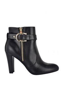 GUESS boty na podpatku Ryese Rozes Buckled Booties