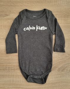 Calvin Klein tmavě šedé bodýčko s dlouhým rukávem | 0 - 3 m, 3 - 6 m, 6 - 9 m, 12 m, 18 m